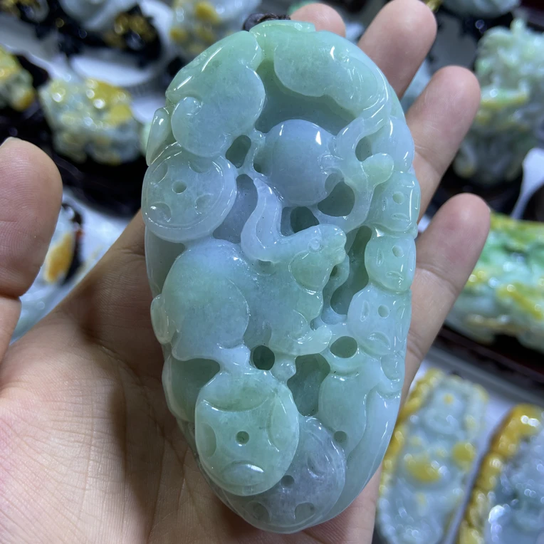 天然缅甸翡翠AA货，兔子寓意前途无量，精工立体俏色巧雕手把件