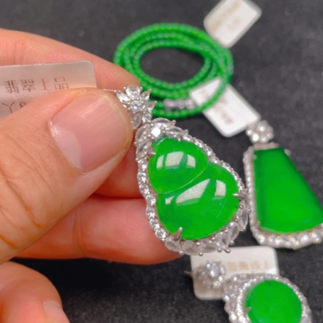 【闪购商品】颈饰银S925镶嵌翡翠吊坠