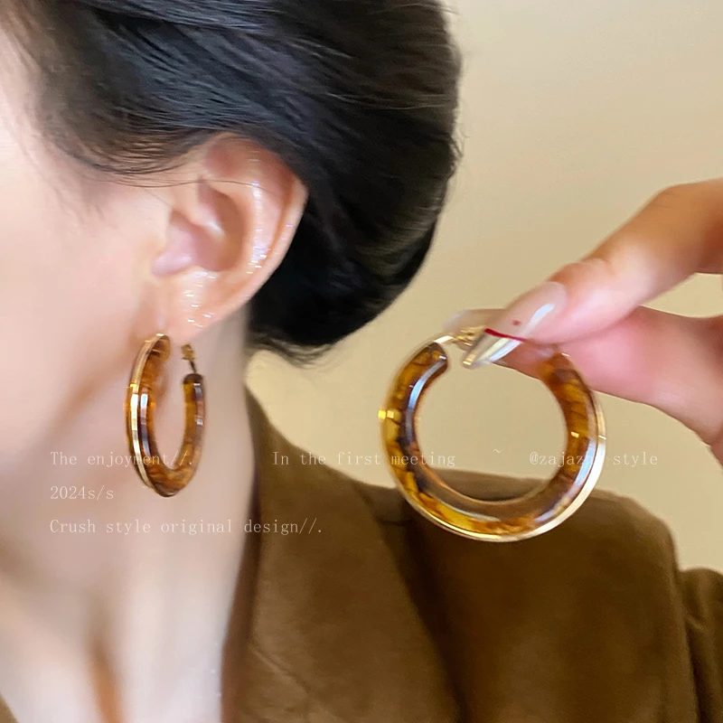 合金耳饰 美拉德晕染树脂耳圈女秋冬方圆脸的耳环小众复古耳饰
