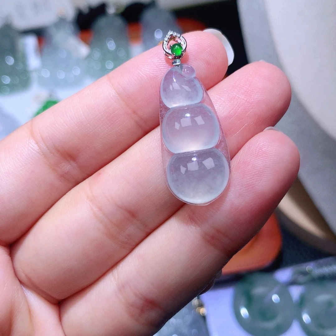 颈饰18K金镶嵌翡翠福豆