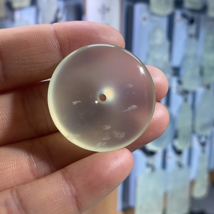 岫玉未镶嵌颈饰吊坠