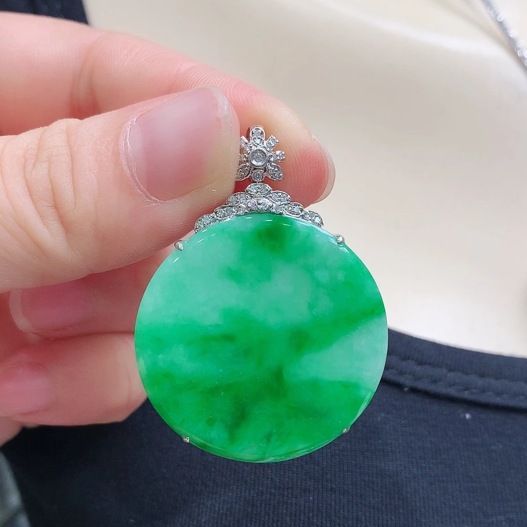 颈饰18K金镶嵌翡翠圆牌