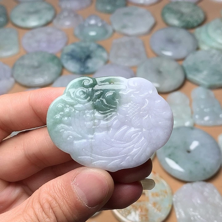 翡翠未镶嵌颈饰如意锁