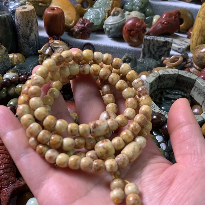 未镶嵌岫岩河磨玉（透闪石质玉）把件