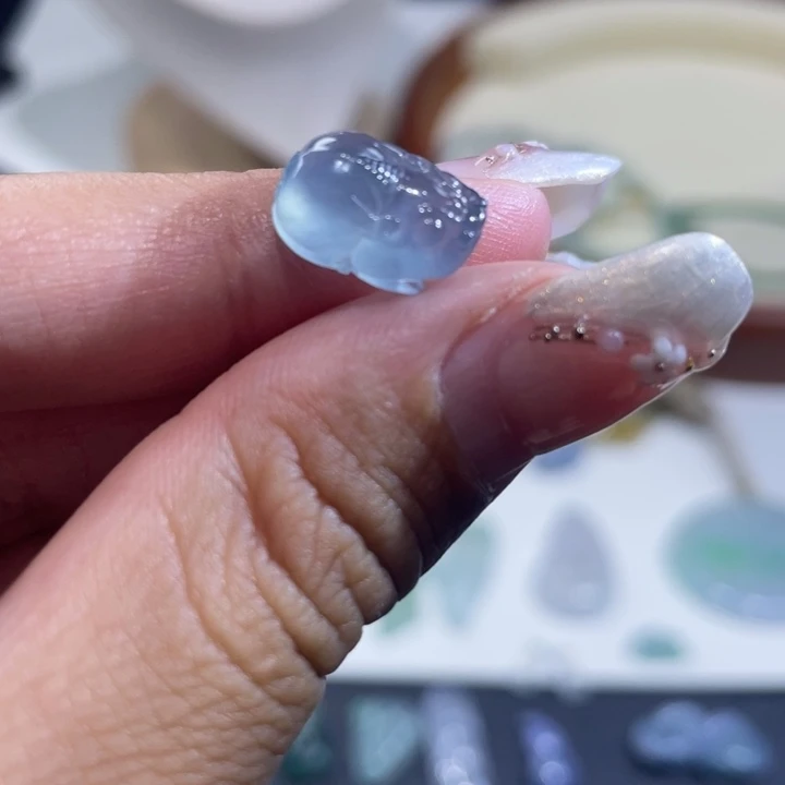 翡翠未镶嵌颈饰皮皮