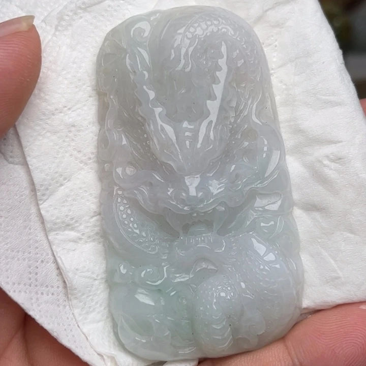 翡翠未镶嵌颈饰龙