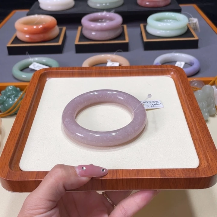 未镶嵌手镯石英岩玉鱼*?