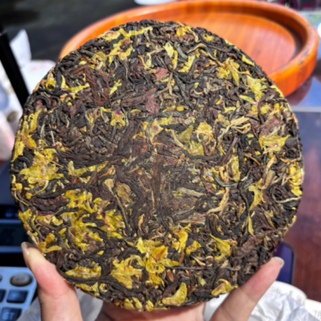 【大叶种古树晒红茶➕铁皮石斛花】2025年茶花饼