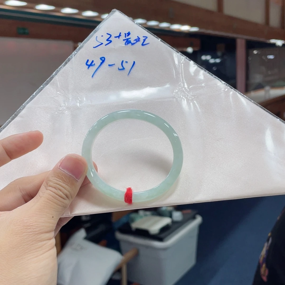 翡翠手镯未镶嵌有包容