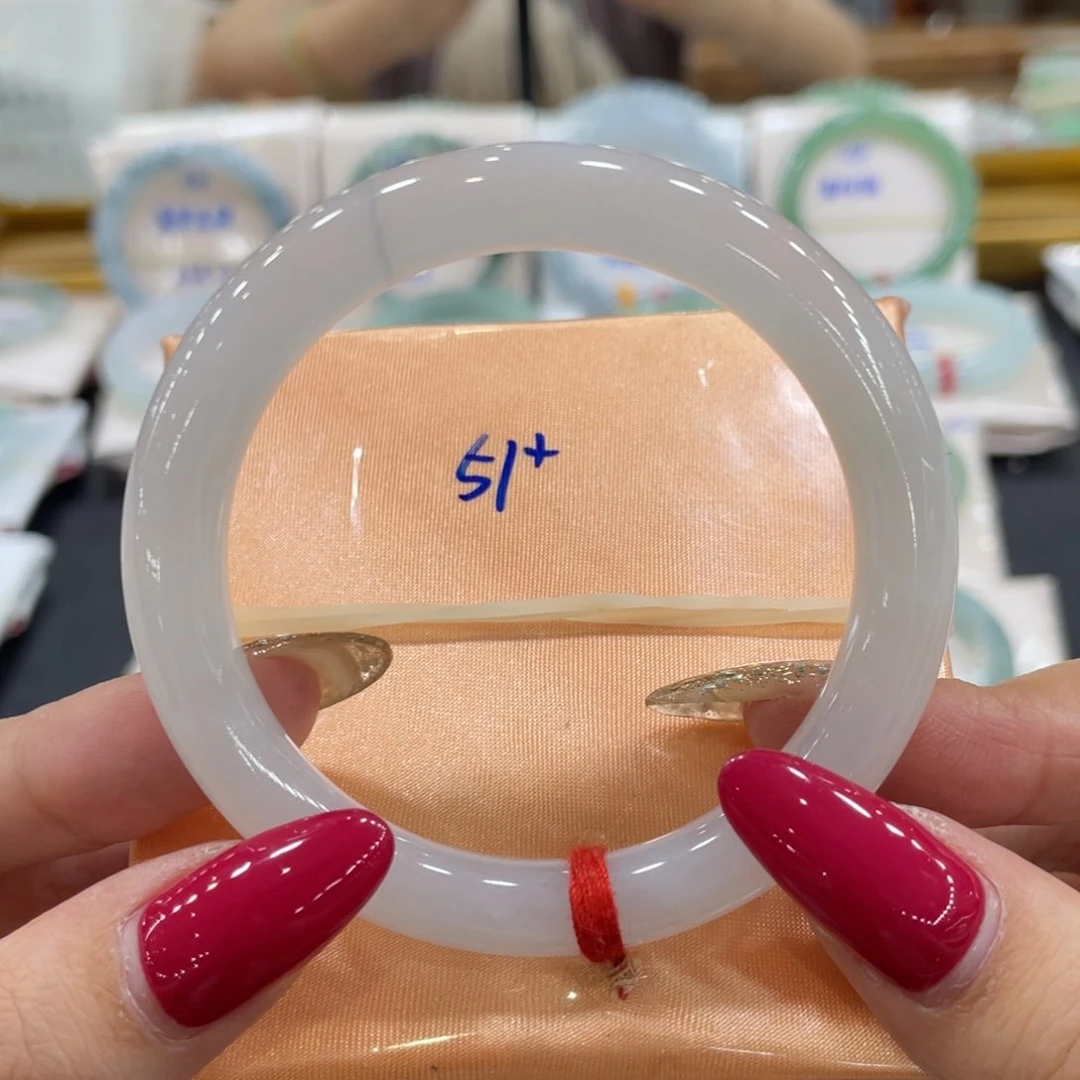 翡翠手镯未镶嵌翡翠