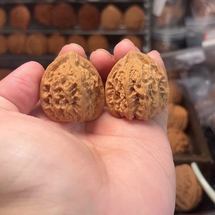 1文玩核桃独角尊鸡心35-528