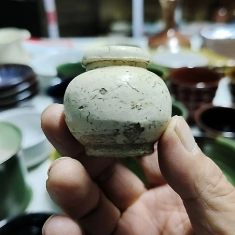 瓷片瓷片，各种摆件，盘，碗，沙锅，均有瑕疵。