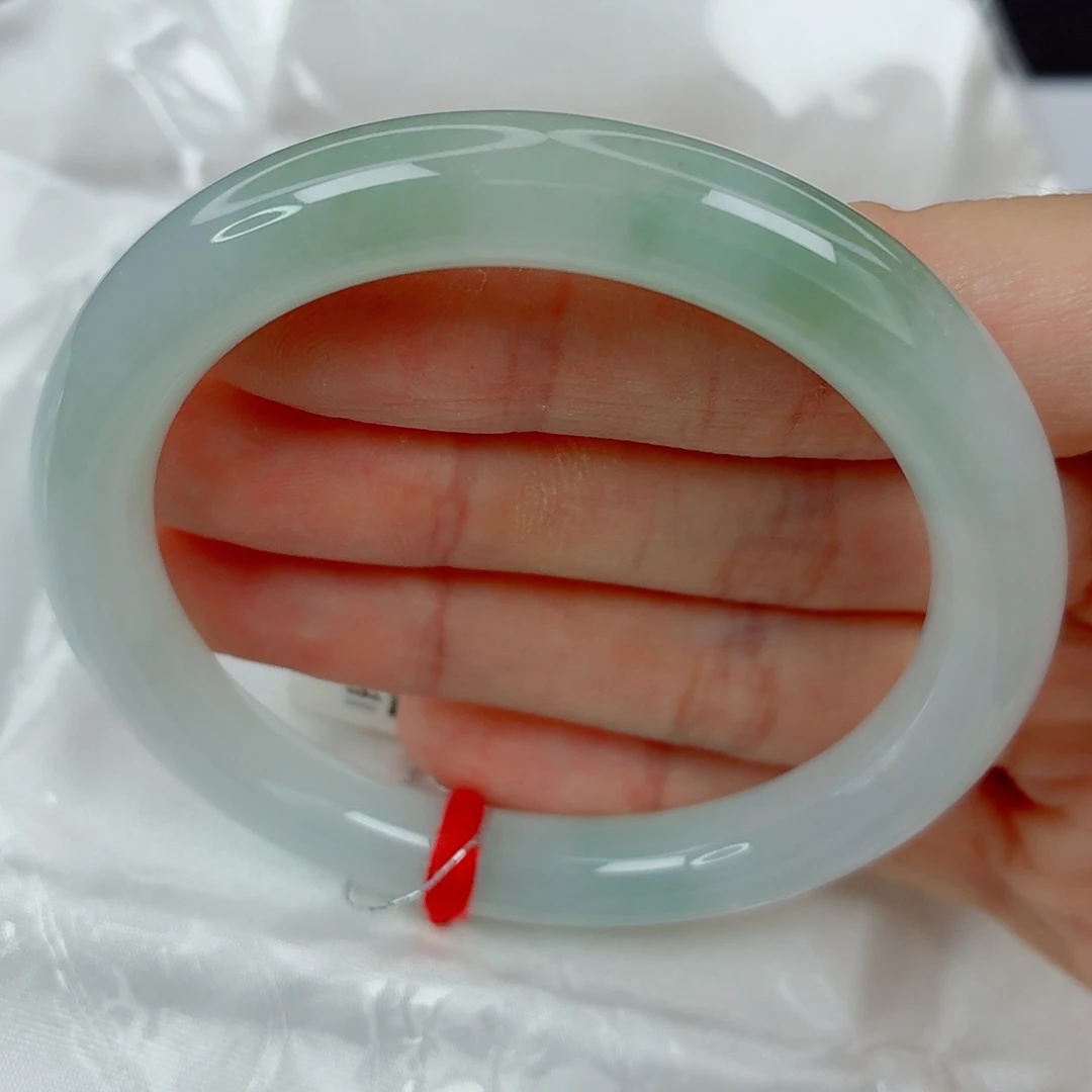 翡翠未镶嵌手镯53.7小圆条，清秀淡绿，完整