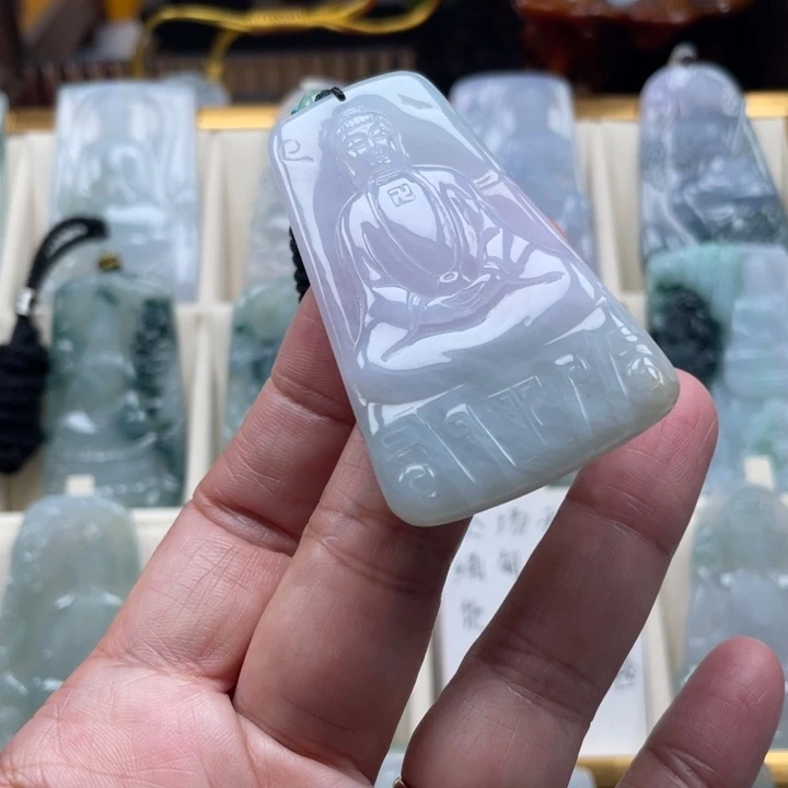 翡翠未镶嵌挂件大日如来