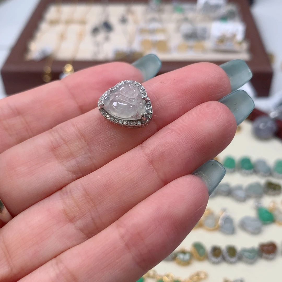 翡翠未镶嵌颈饰佛公