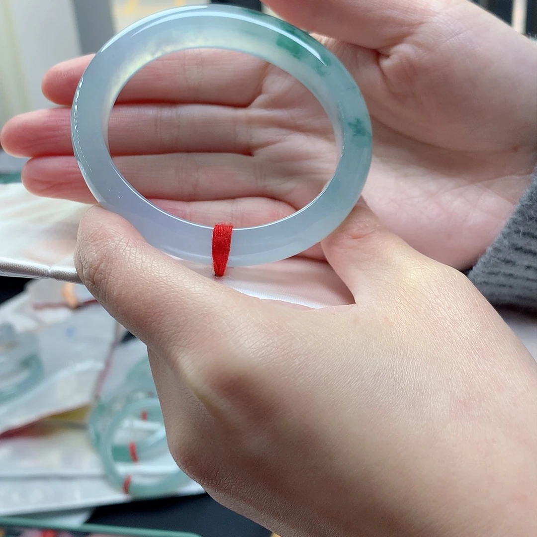 翡翠手镯未镶嵌翡翠