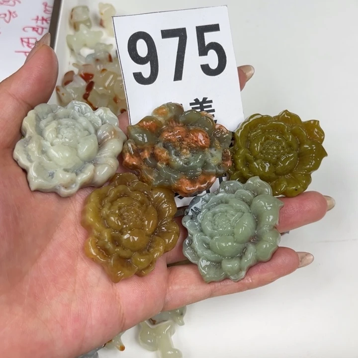 蛇纹石玉足银镀金镶嵌颈饰