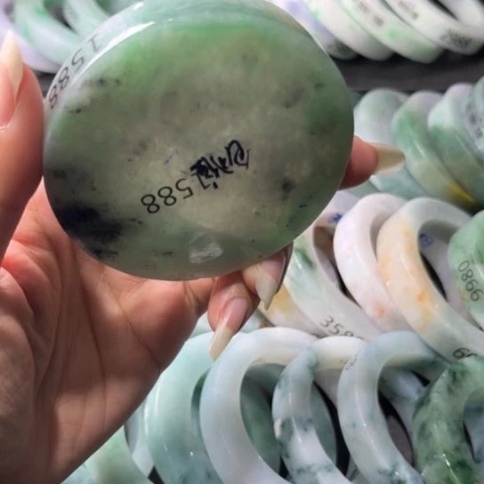 定制翡翠未镶嵌手镯