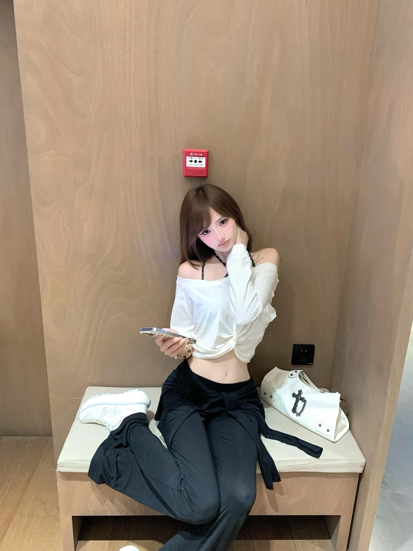 【松弛感】美肩天赋斜肩长袖扭结T恤短款秋假两件绑带微喇裤套装女