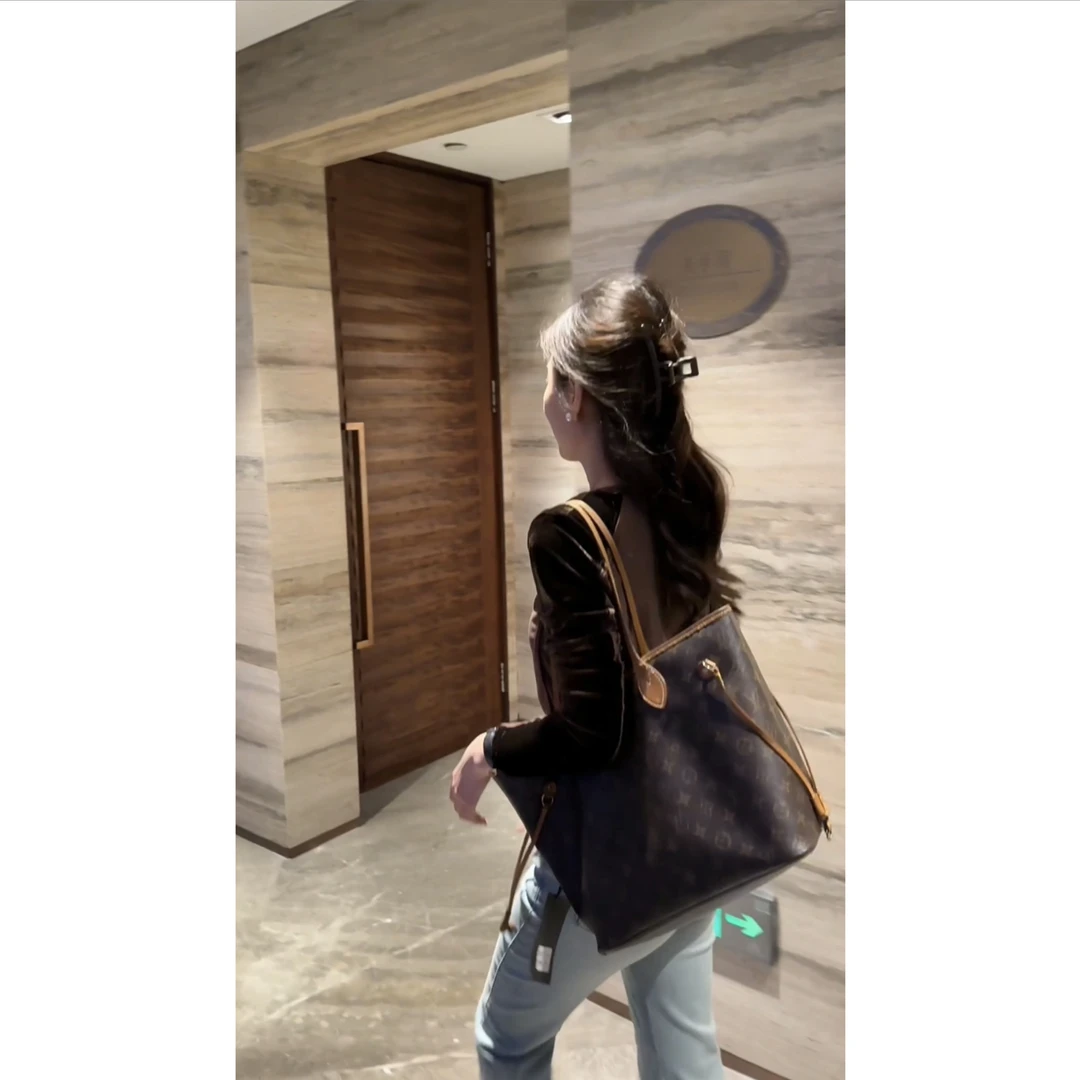 丝绒拼接袖圆领弹力打底上衣7720