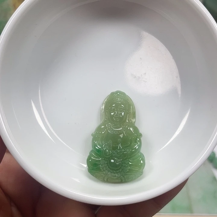 翡翠裸石成品：黄翡飘绿观音