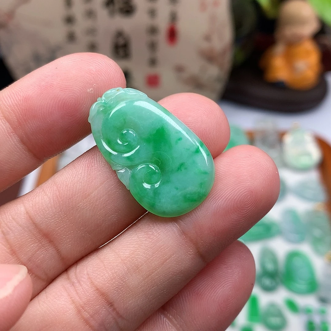 翡翠裸石缅甸天然A货翡翠阳绿如意