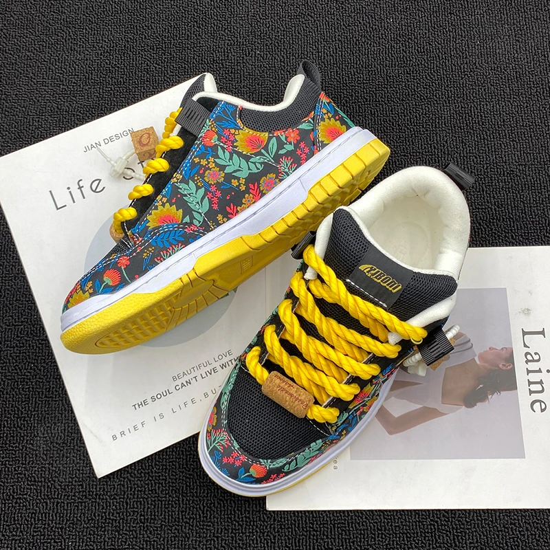 新款时尚黑色刺绣低帮面包鞋百搭休闲板鞋男士潮流男鞋学生潮鞋子