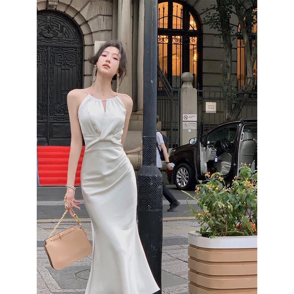 碎花裙法式复古白色挂脖性感女2025夏季新款设计感缎面鱼尾感裙子