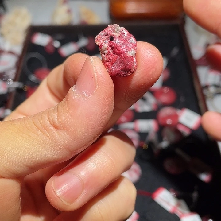 天然辰砂原矿随行无根沙吊坠