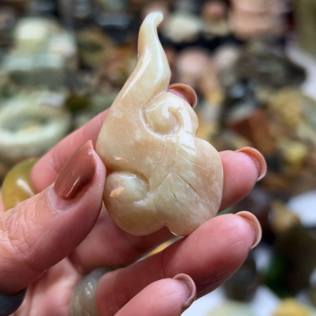 岫玉未镶嵌颈饰辽阳粉如意