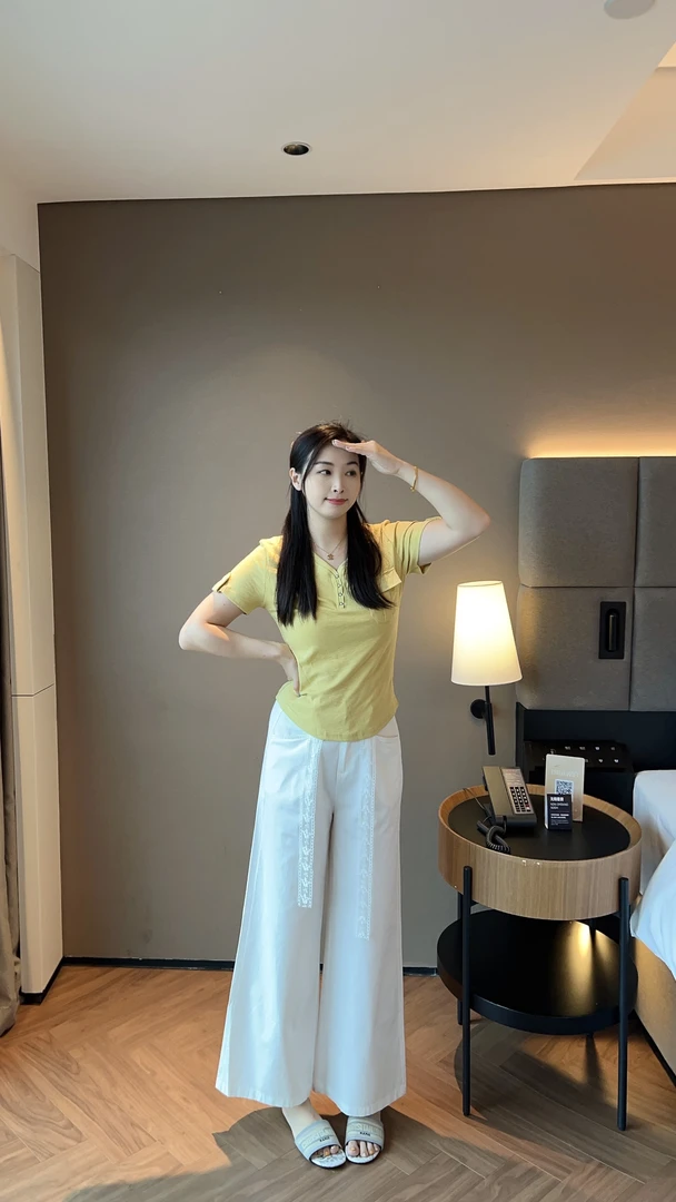 GRR,【重工钉珠T】V领小心机超舒服面膜上衣