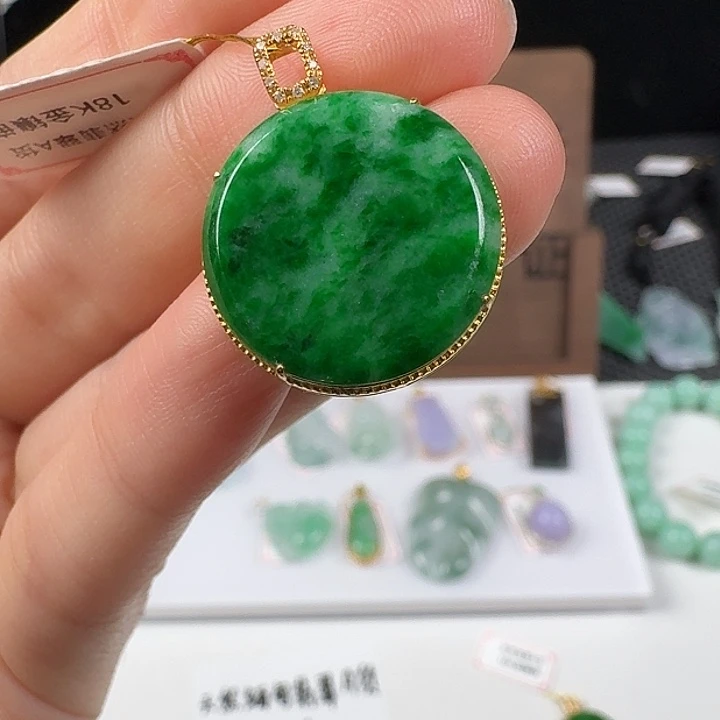 翡翠18K金镶嵌颈饰