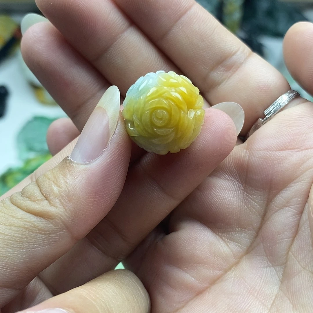 翡翠未镶嵌颈饰花球