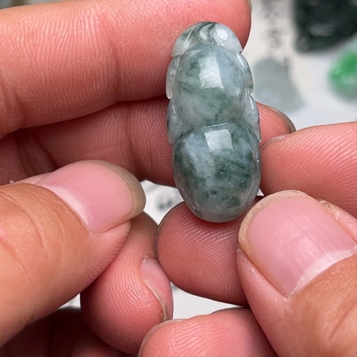 翡翠未镶嵌颈饰葫芦