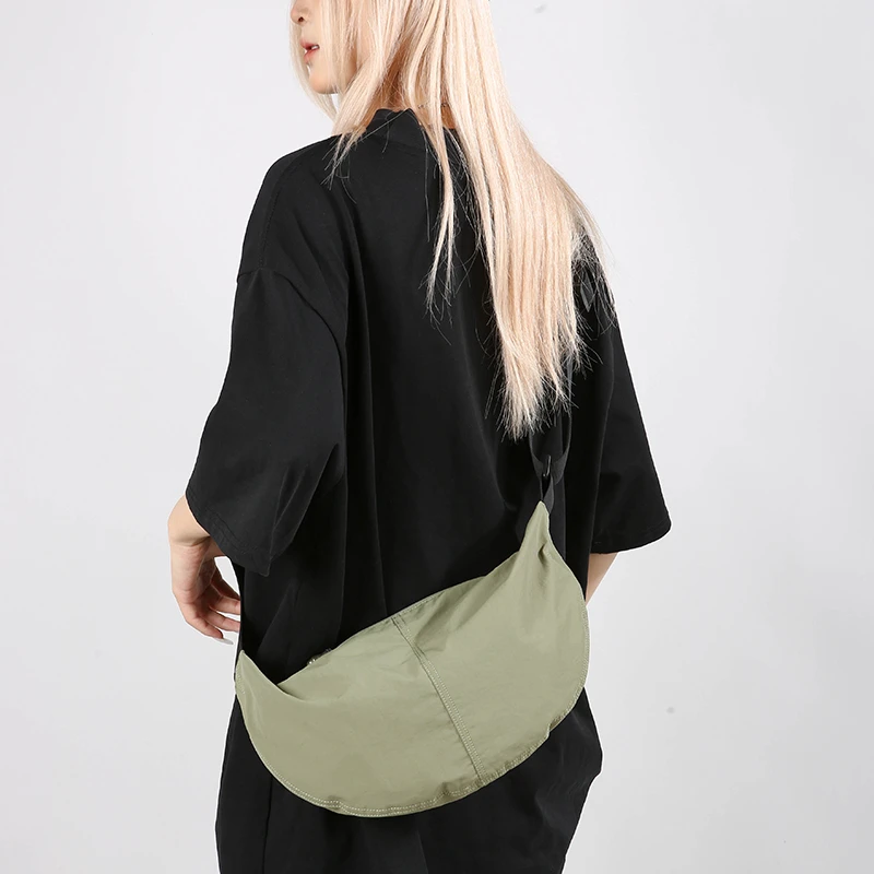 百搭简约斜挎包女士饺子包宽肩带尼龙单肩包运动休闲防水月亮布包