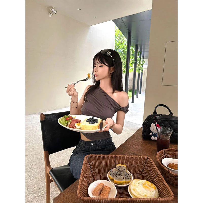 【魅力磁场】灰色斜领褶皱无袖T恤夏修身设计感上衣深色阔腿牛仔裤