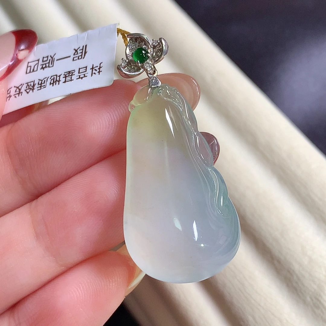 翡翠18K金镶嵌颈饰瓜