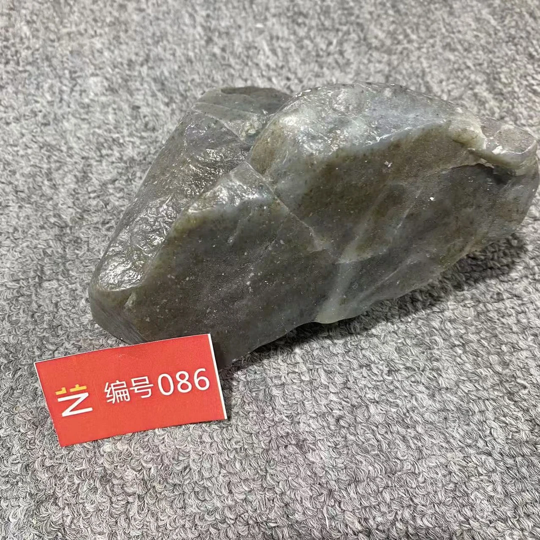 新疆玉料原石发一件编号086