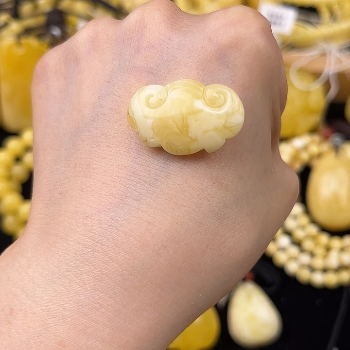 琥珀未镶嵌颈饰琥珀