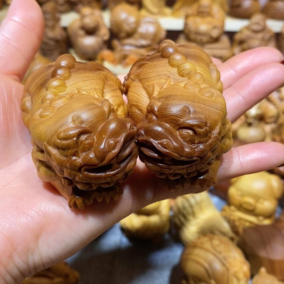 木阳****缝崖柏手把件，貔貅一对