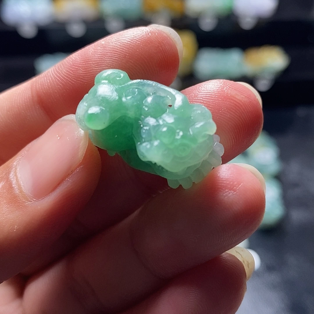 定制翡翠未镶嵌毛货俏色雕带色带绿口含珠霸王貔貅