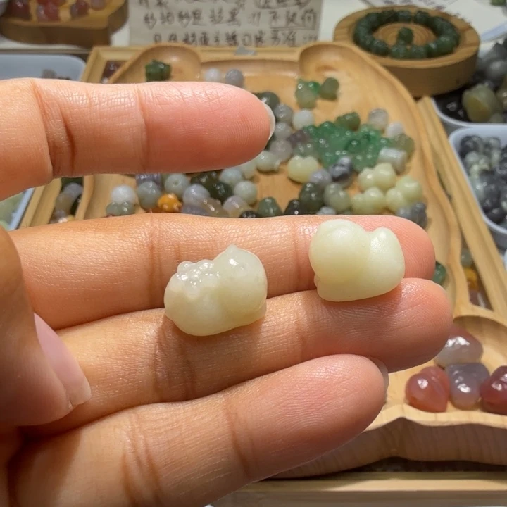 莫***鱼和田玉未镶嵌珠宝半成品右面送