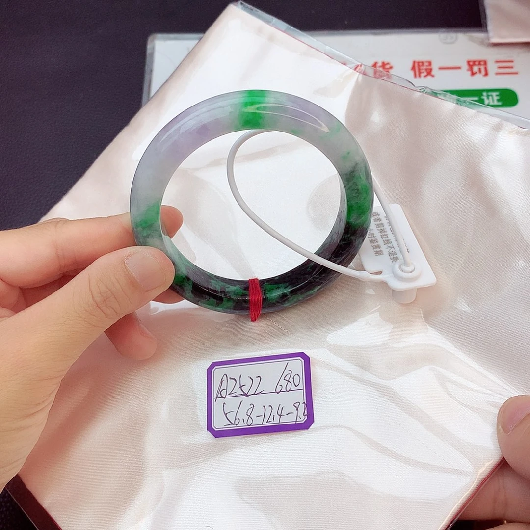 翡翠手镯未镶嵌翡翠