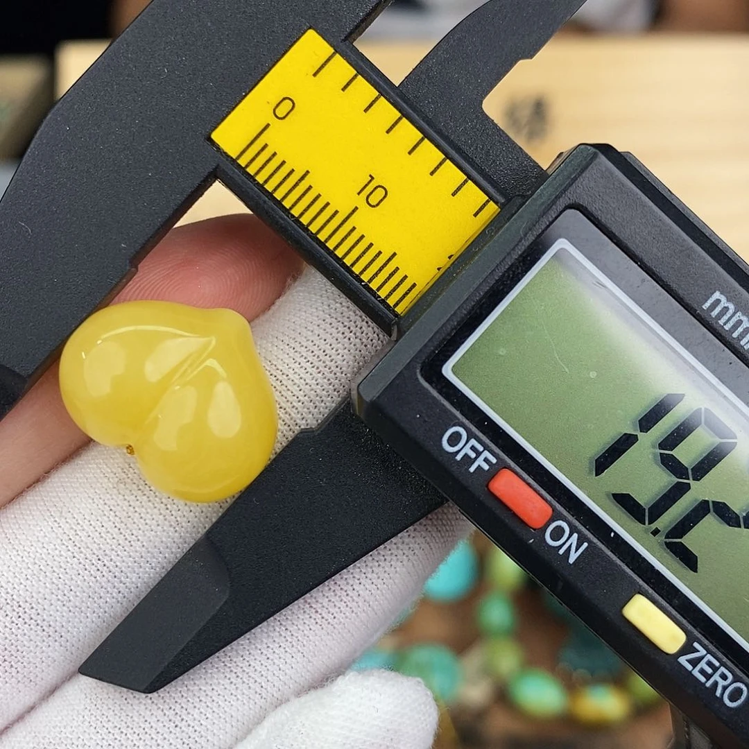 未镶嵌琥珀珠宝奇石