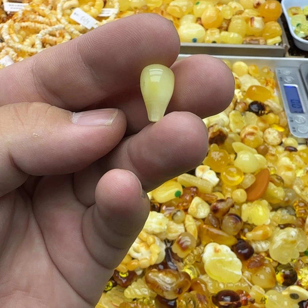 琥珀未镶嵌裸石0.64克有瑕8×8