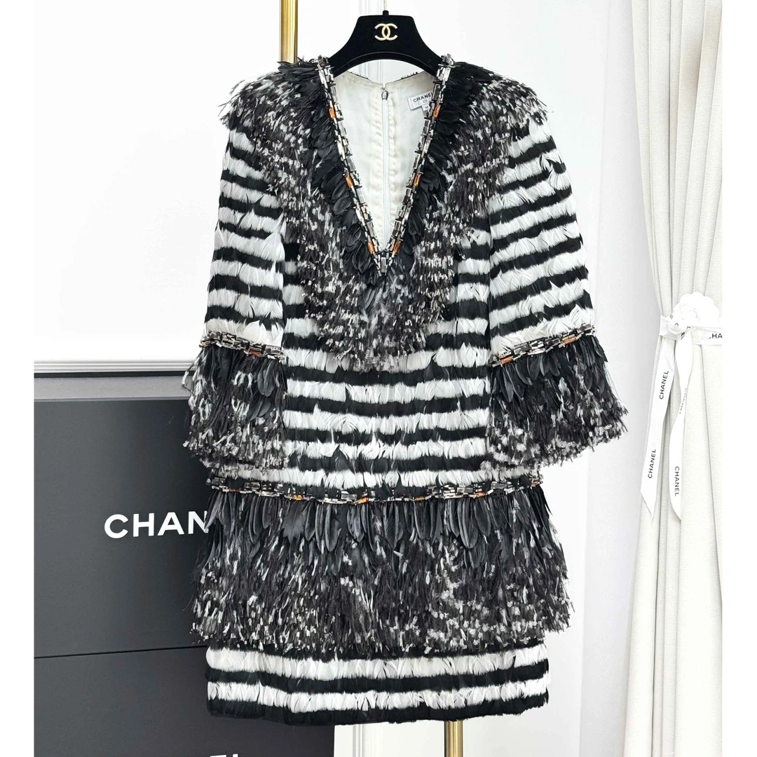 99新 Chanel/香奈儿 36码汉堡系列秀款重工羽毛钉珠连衣裙