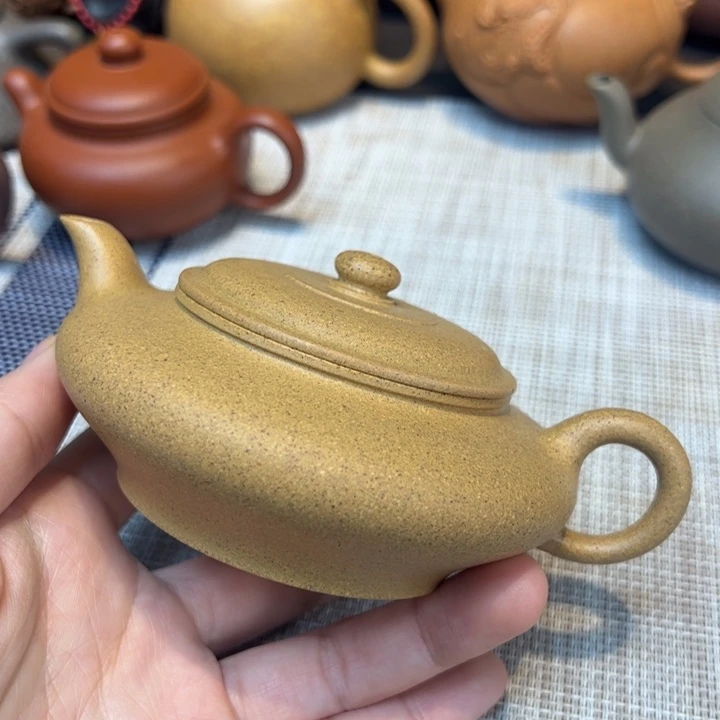 紫砂茶壶虚扁，容量150毫升，段泥
