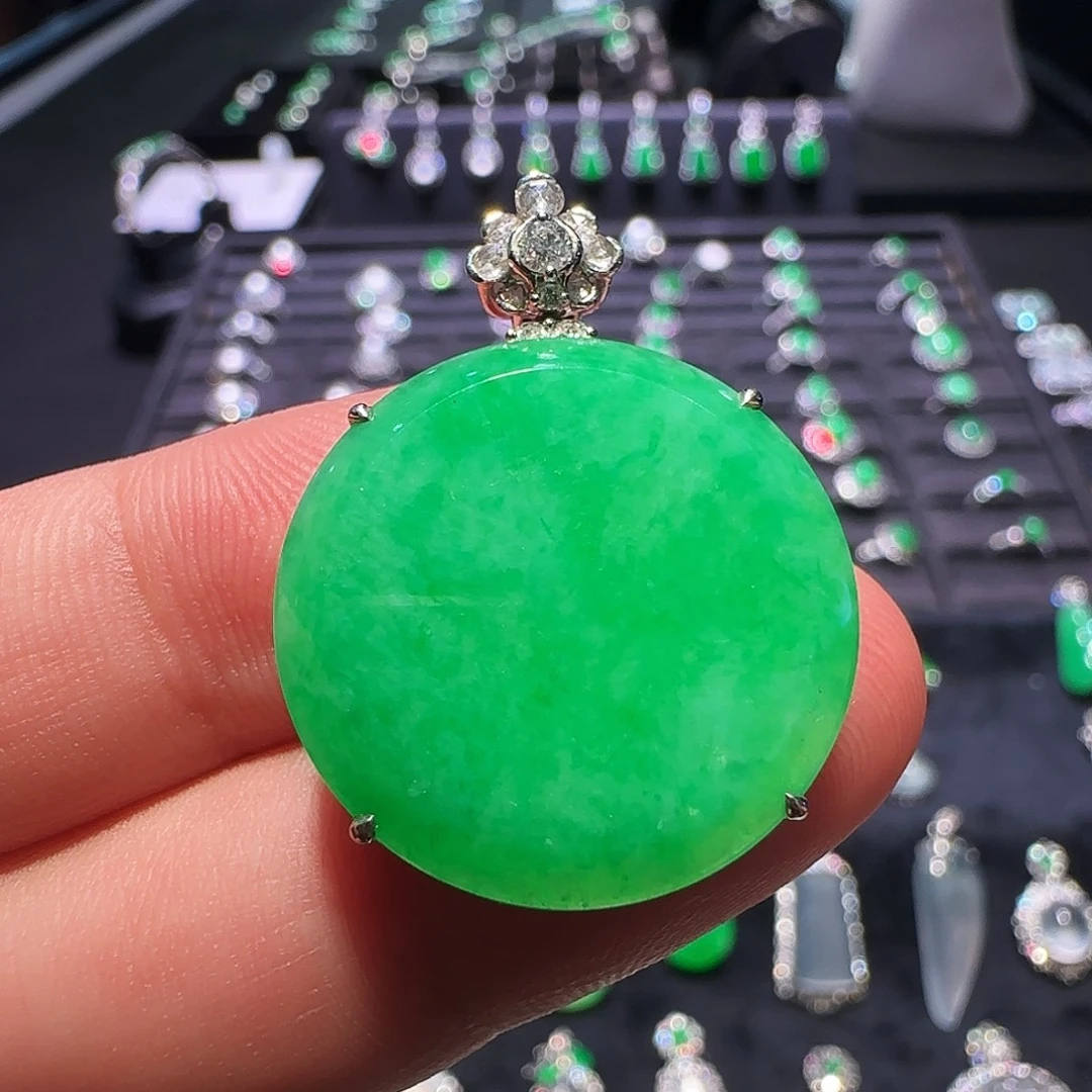 翡翠18K金镶嵌颈饰吊坠