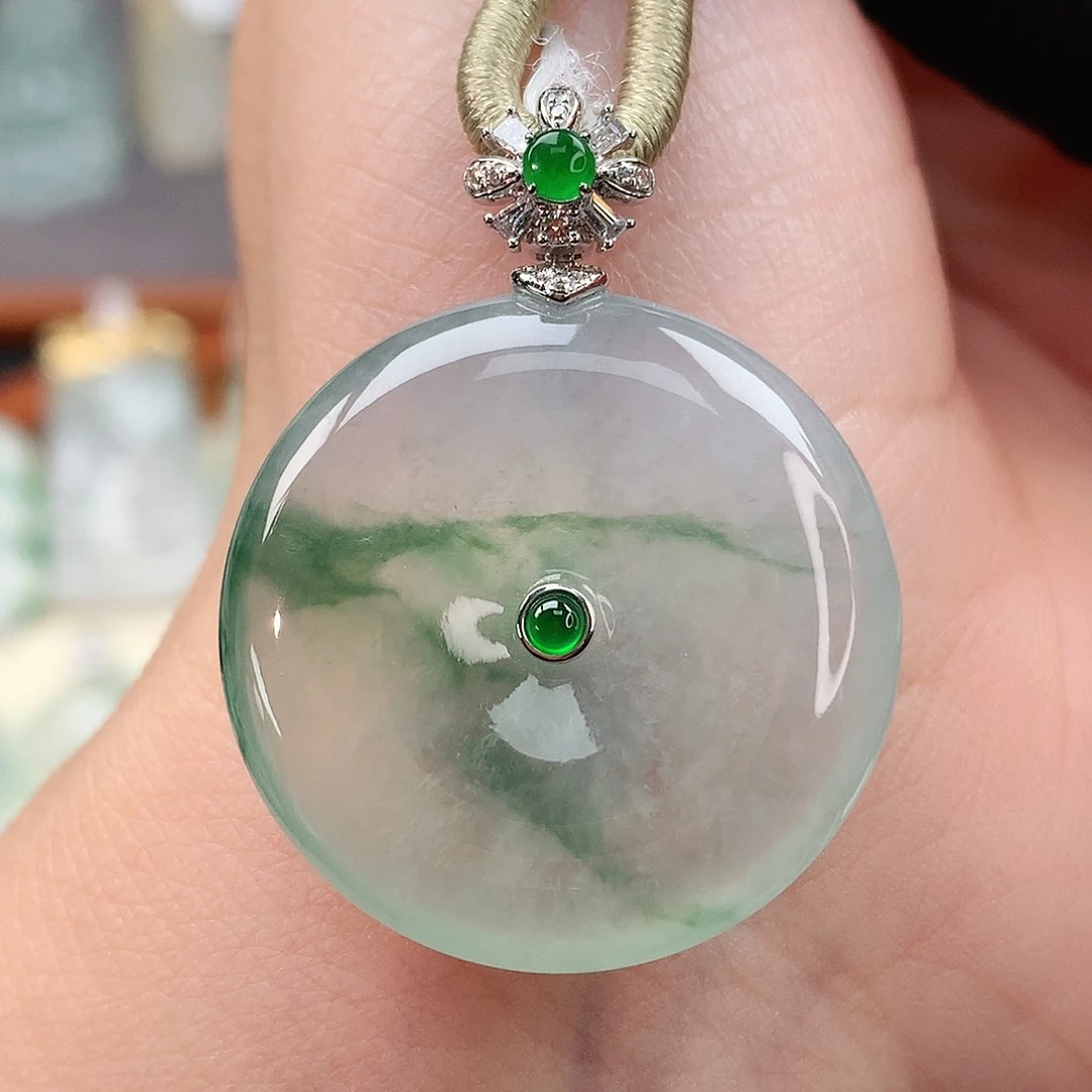 颈饰18K金镶嵌翡翠扣