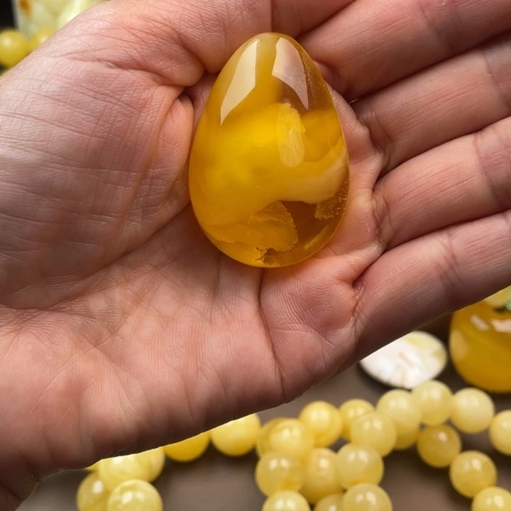琥珀未镶嵌颈饰蜜蜡